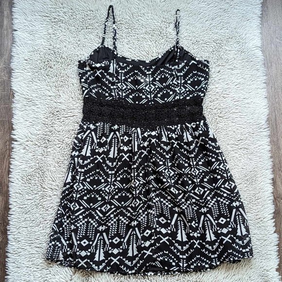 Forever 21 Black & White Aztec Pattern Dress Size Large - Picture 2 of 5
